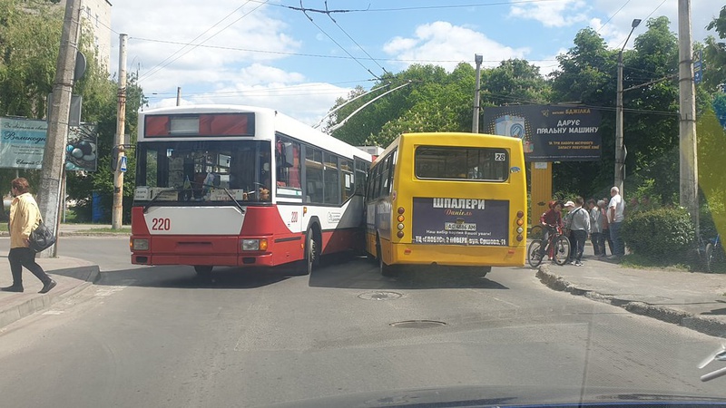 У Луцьку не розминулися тролейбус і маршрутка