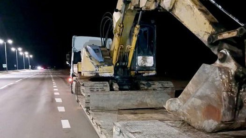 Віз ескаватор: луцькі патрульні оштрафували водія вантажівки