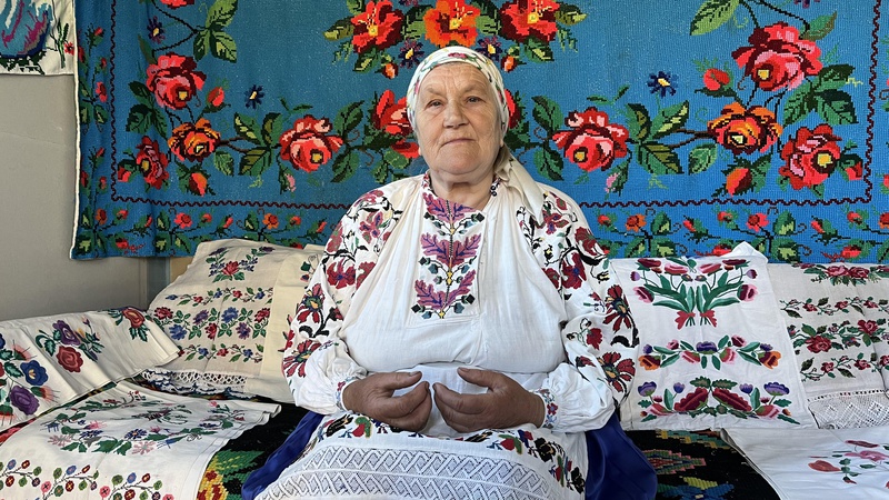 Майстриня з Волині зберігає вишиванки, яким понад 120 років