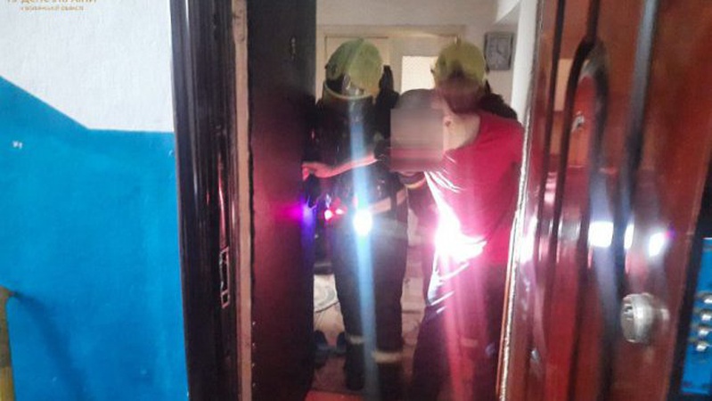 Люди відчули запах газу: на Волині рятувальники деблокували двері в квартиру, аби врятувати господаря