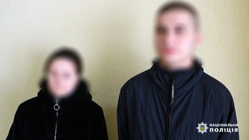 Пирскали газом і били ногами: у Франківську впіймали молодиків, які нападали на перехожих