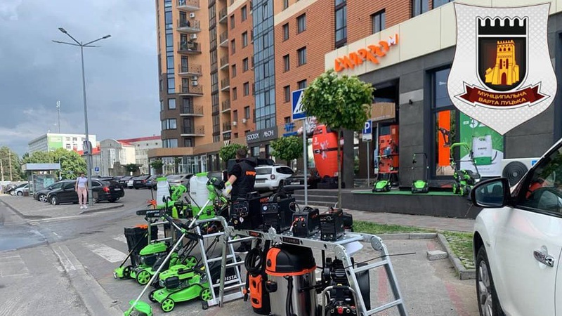 Магазин у Луцьку потрапив під роздачу муніципалів. ФОТО