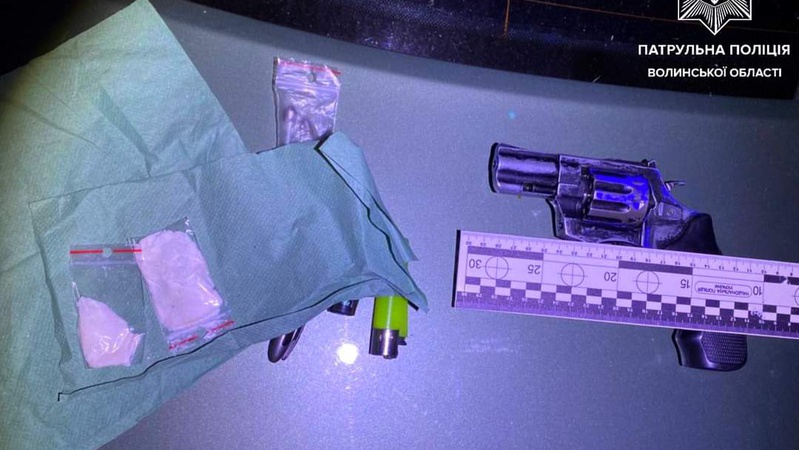 У Луцьку в автівці виявили наркотики та зброю