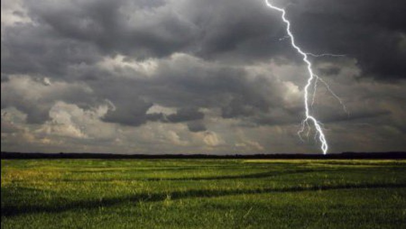 Вибух пошкодив дорожнє покриття: біля прикордонного села на Волині блискавка влучила у міну