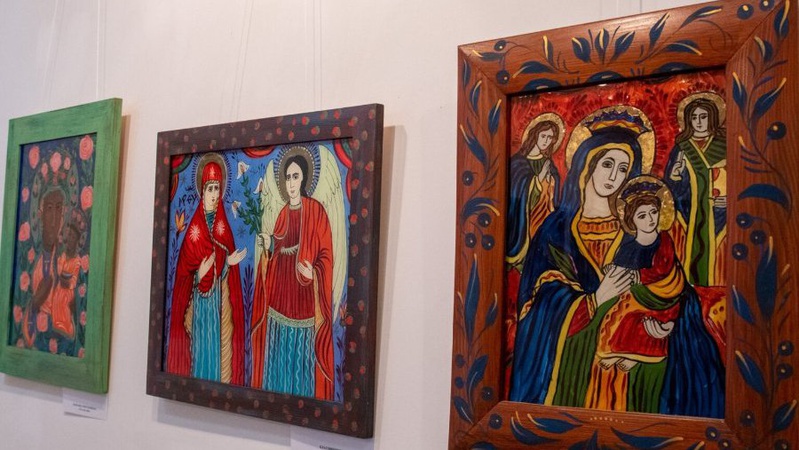 Луцька мисткиня вперше за 20 років показала авторські ікони на склі. ФОТО