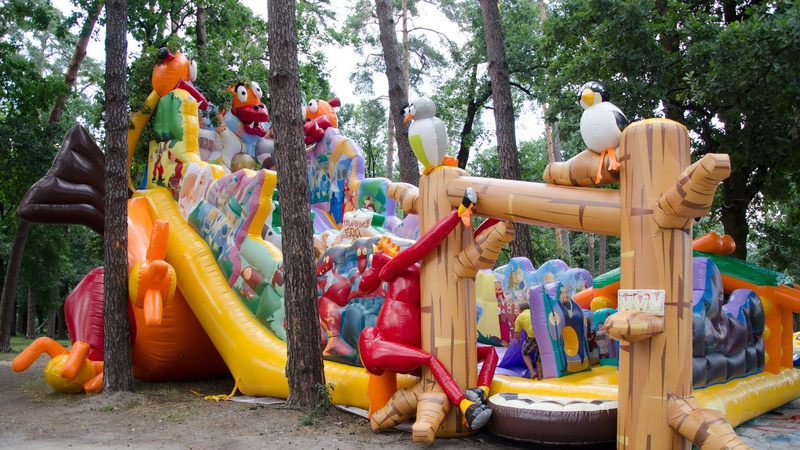 У центральному парку Луцька демонтують літні майданчики та атракціони