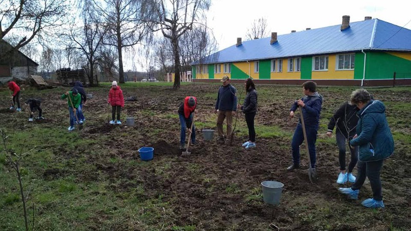 У громаді на Волині заклали фруктовий сад