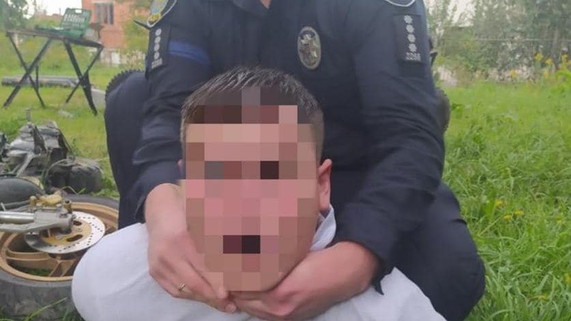 У Львові неадекватний чоловік кинув дві гранати у поліцейську машину