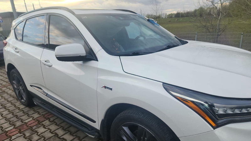 Перевозили автівки з підробленими документами: на Львівщині затримали двох волинян