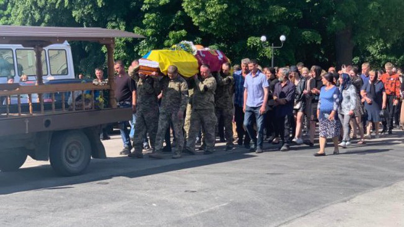 Маленька донечка більше не побачить тата: на Волині попрощалися із 19-річним Героєм Романом Романюком