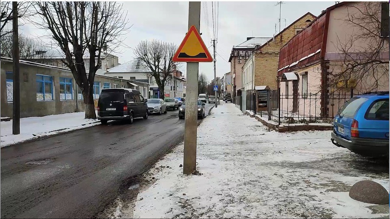 У Луцьку борються з ямою на проїзній частині вулиці дорожнім знаком. ВІДЕО