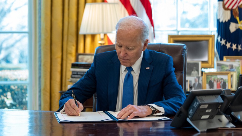 Байден негайно підпише законопроєкт про допомогу Україні