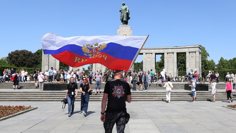 Суд дозволив російські прапори в Берліні на 9 травня, поліція оскаржила рішення