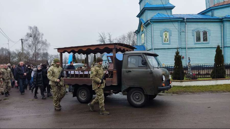 На Волині попрощалися з воїном Ростиславом Слєсарем. ФОТО