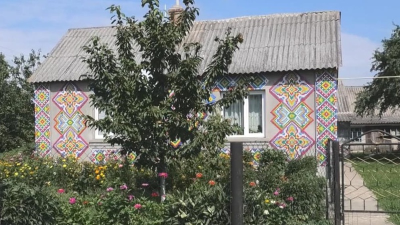 Волинянин перетворив свою хату на вишиванку