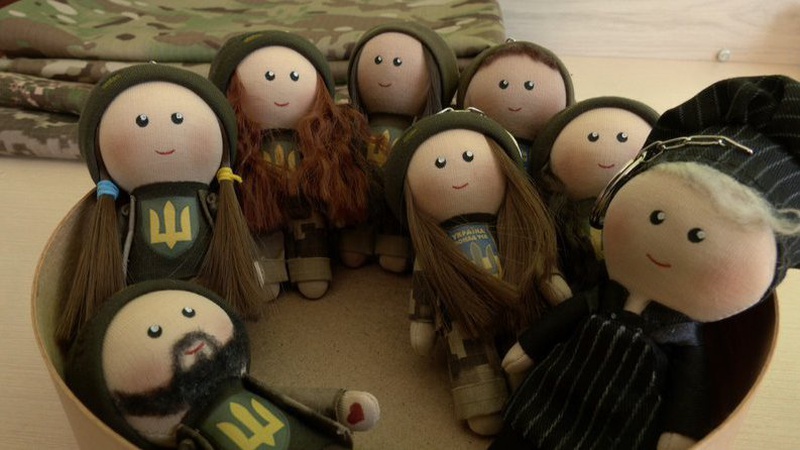 Ексвійськова та дружина бійця ЗСУ з Волині шиє стилізовані ляльки-захисники
