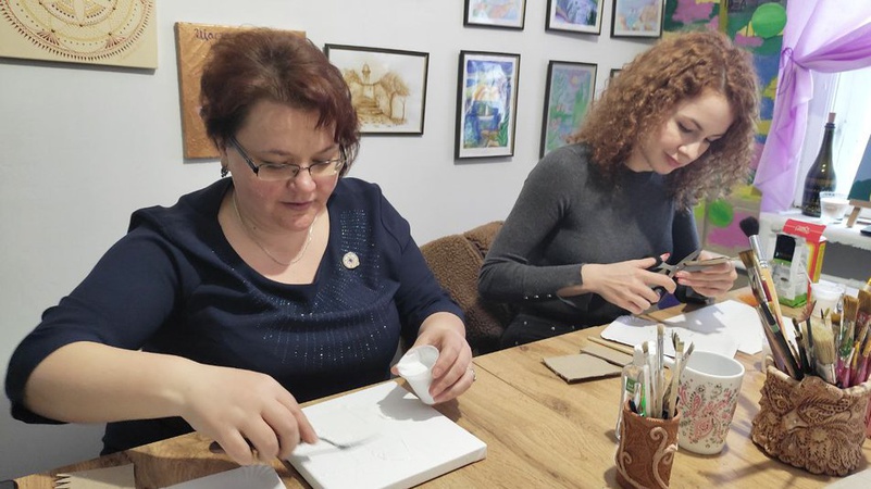 У Луцьку навчали створювати картини, що імітують кераміку