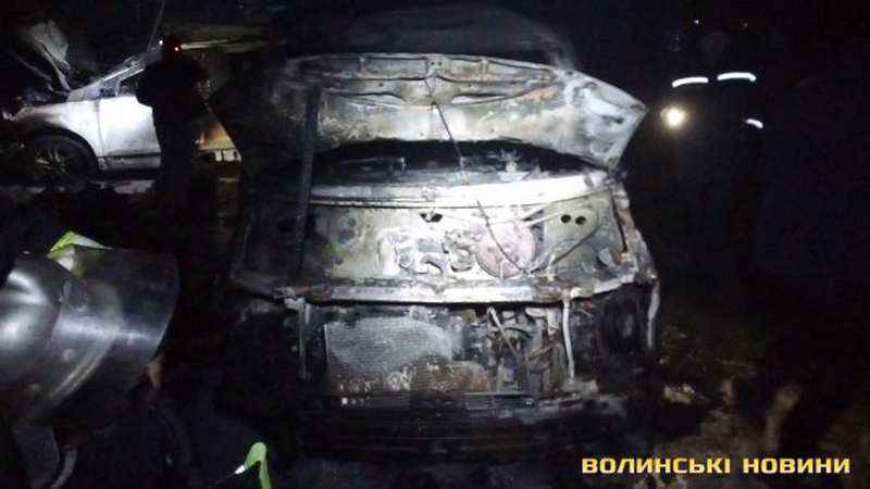 У Луцьку в районі Львівської згоріли легковики в автосервісі
