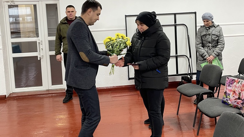 На Волині мамі полеглого Героя вручили почесну нагрудну відзнаку сина. ФОТО