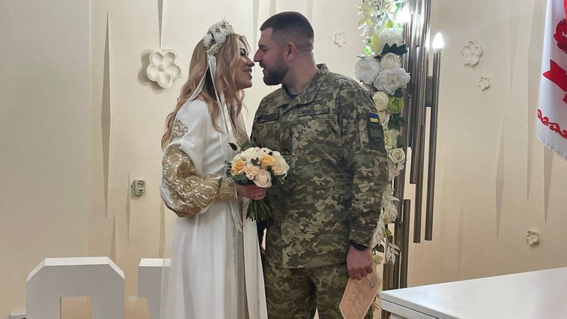 Боєць ЗСУ, щоб одружитися — приїхав танком із передової. ФОТО