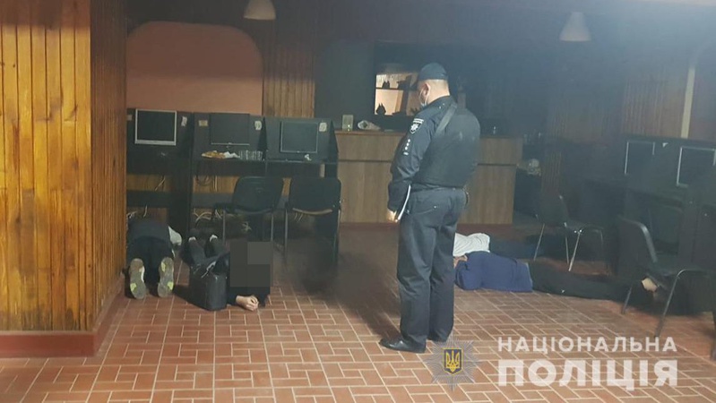 Лучани здали поліції гральний клуб: щоб зайти в заклад, викликали надзвичайників. ФОТО