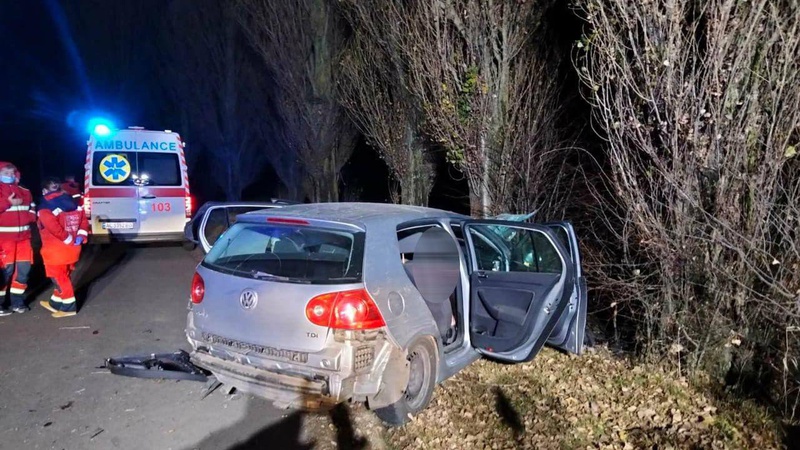 На Волині легковик врізався в дерево, загинуло троє людей