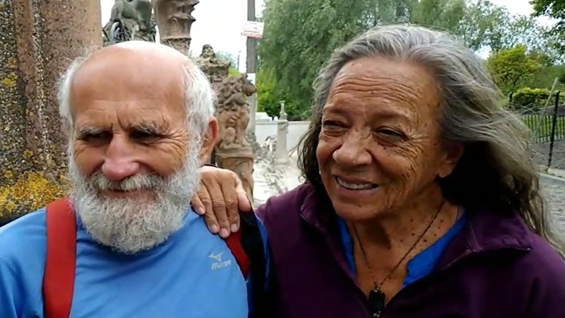 У відомого скульптора з Луцька побував босоногий мандрівник, який відвідав понад 100 країн