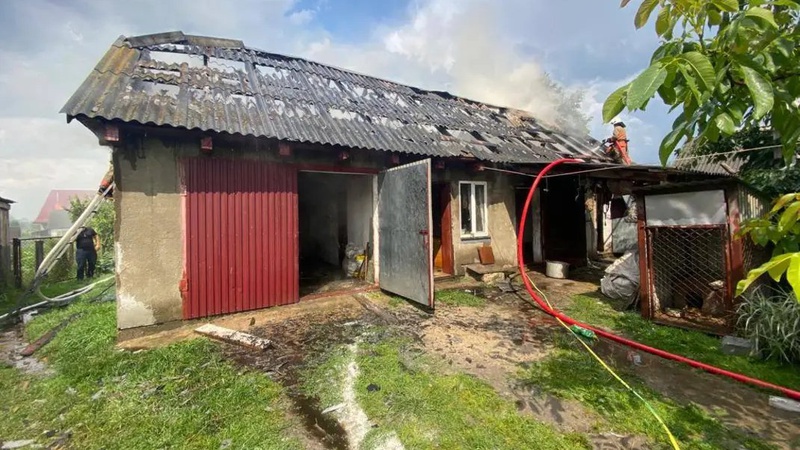 На Волині через блискавку загорілася господарська будівля