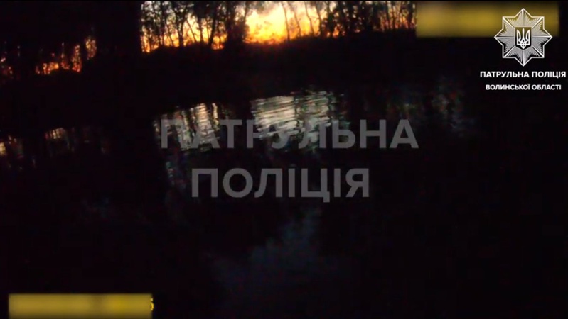 Як копи і гвардійці рятували в Луцьку чоловіка, який тонув у Стиру. ВІДЕО