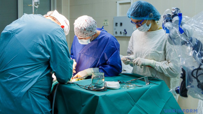 На Волині чоловік закрутив шуруп собі у палець.ФОТО 18+