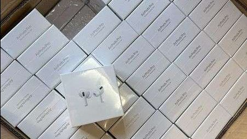 Волинянин потай віз через «Устилуг» навушники та годинники Apple на пів мільйона гривень. ФОТО