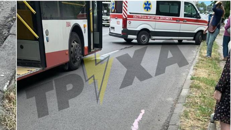 У Луцьку померла жінка під колесами тролейбуса. ФОТО 18+