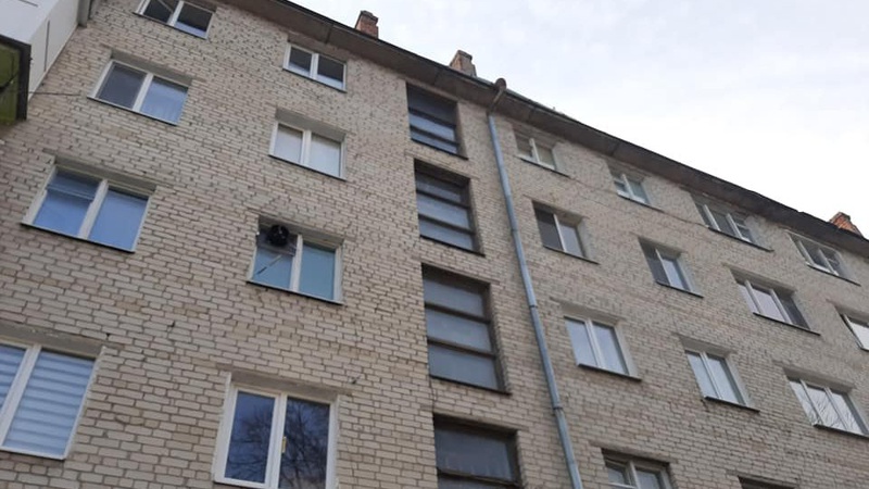 У луцькій п’ятиповерхівці – дірявий дах: вода ллється в квартири людей