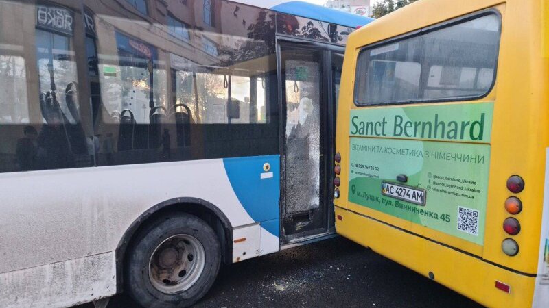 ДТП у Луцьку: на «зебрі» біля ЦУМу не розминулися маршрутки