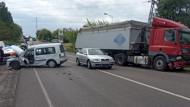 У місті на Волині зіткнулись легковик та вантажівка: травмувалося двоє людей
