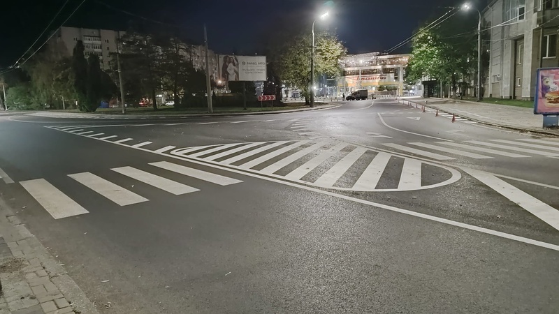 У Луцьку біля «Променя» на кільці завершили нанесення розмітки