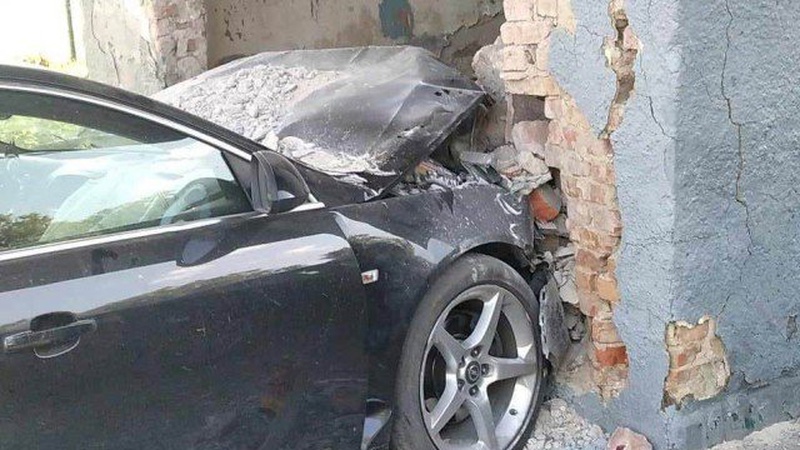 На Волині авто влетіло в зупинку, 4 людей госпіталізували, – ЗМІ