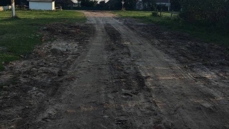У селі на Волині місцеві мешканці самотужки ремонтували дорогу
