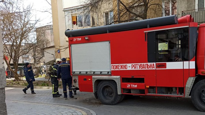 У луцькій п’ятиповерхівці горіла квартира: мешканців евакуювали