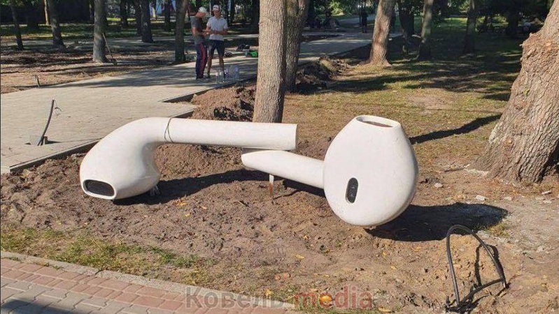 У місті на Волині встановили найбільші AirPods у світі
