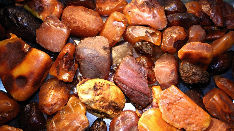 Волинянин намагався вивезти за кордон у легковому автомобілі майже 37 кілограмів бурштину