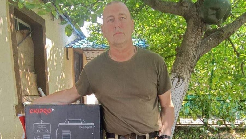 На Волині випускники школи купили обладнання для бригади свого вчителя