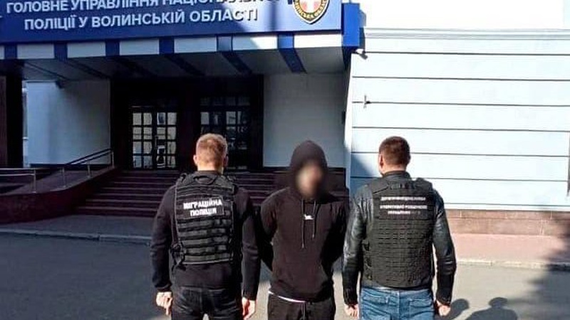 З України видворять алжирця, який нелагально переправляв з Волині до Польщі свою співвітчизницю