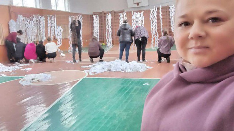 На Волині сплели маскувальну сітку з весільних суконь