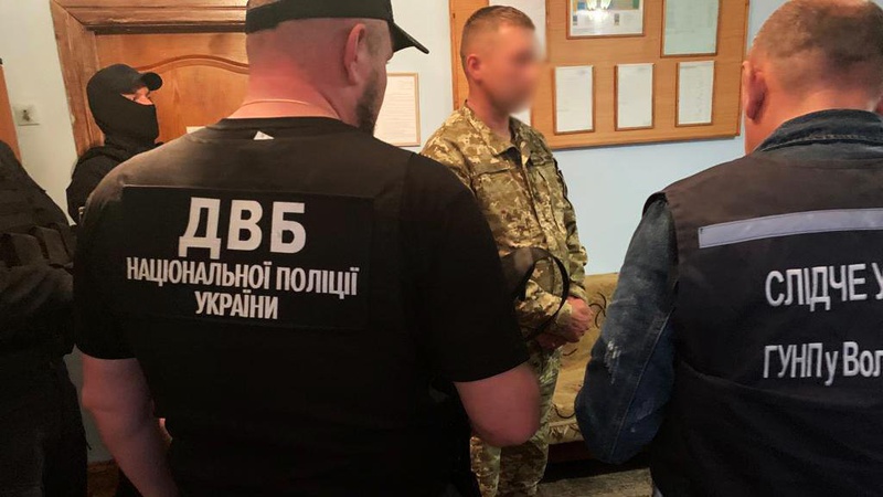 Затримали працівника військкомату Волині, який допомагав чоловікам призовного віку незаконно перетинати кордон