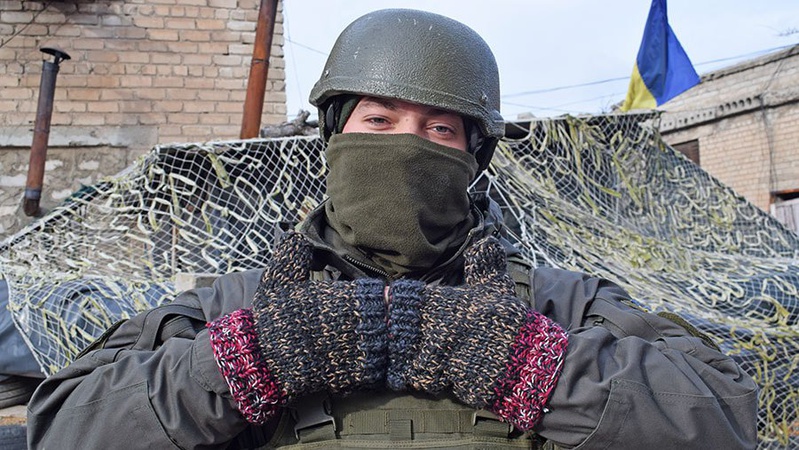 Незряча лучанка зв’язала рукавиці для військових