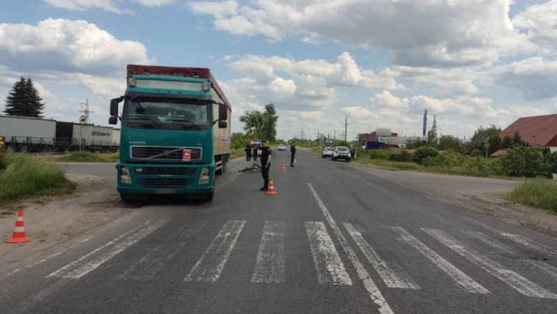 Поблизу Ковеля вантажівка збила велосипедиста: постраждалий у лікарні