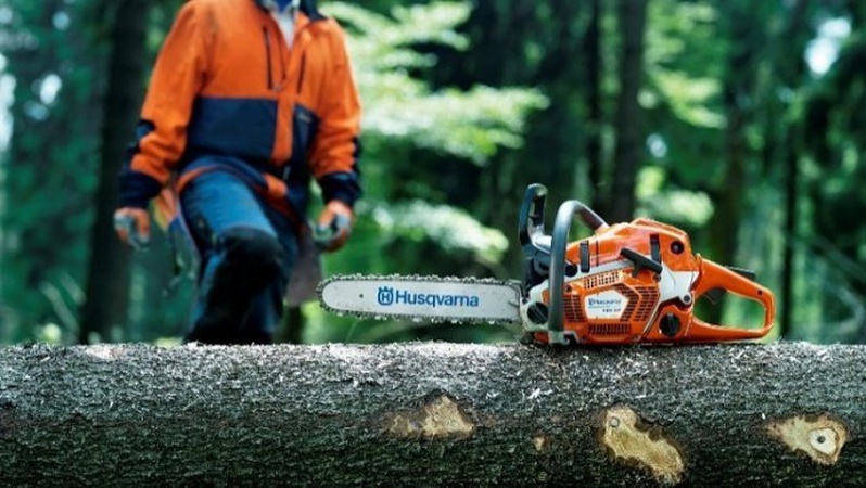 Волинянин під час робіт порізав собі обличчя бензопилою