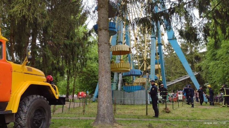 Назвали причину зупинки «чортового колеса» з людьми у луцькому парку