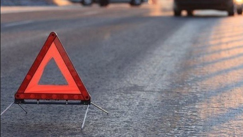 На парковці у Луцьку водій кілька разів наїхав на припарковане авто та втік